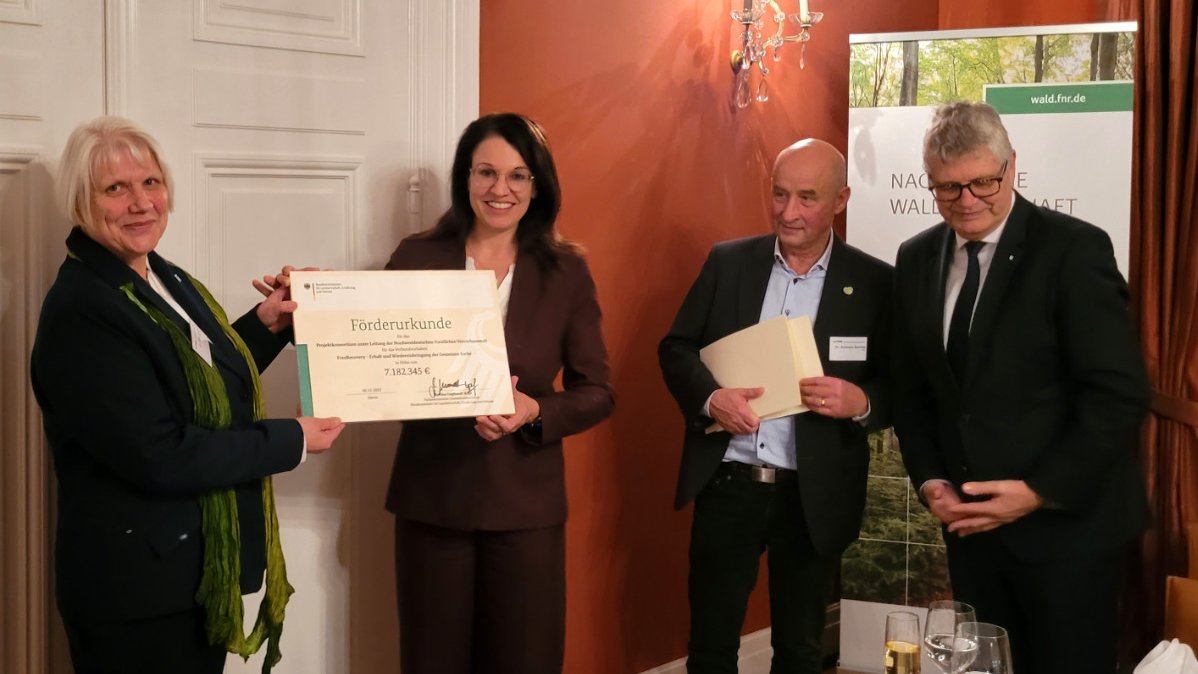 Gruppenbild mit Förderurkunde