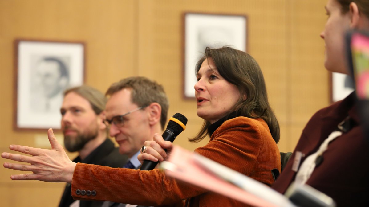 vier Personen auf einer Konferenz