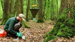 Wissenschaftler im Wald beim Leeren von Insektensammlern